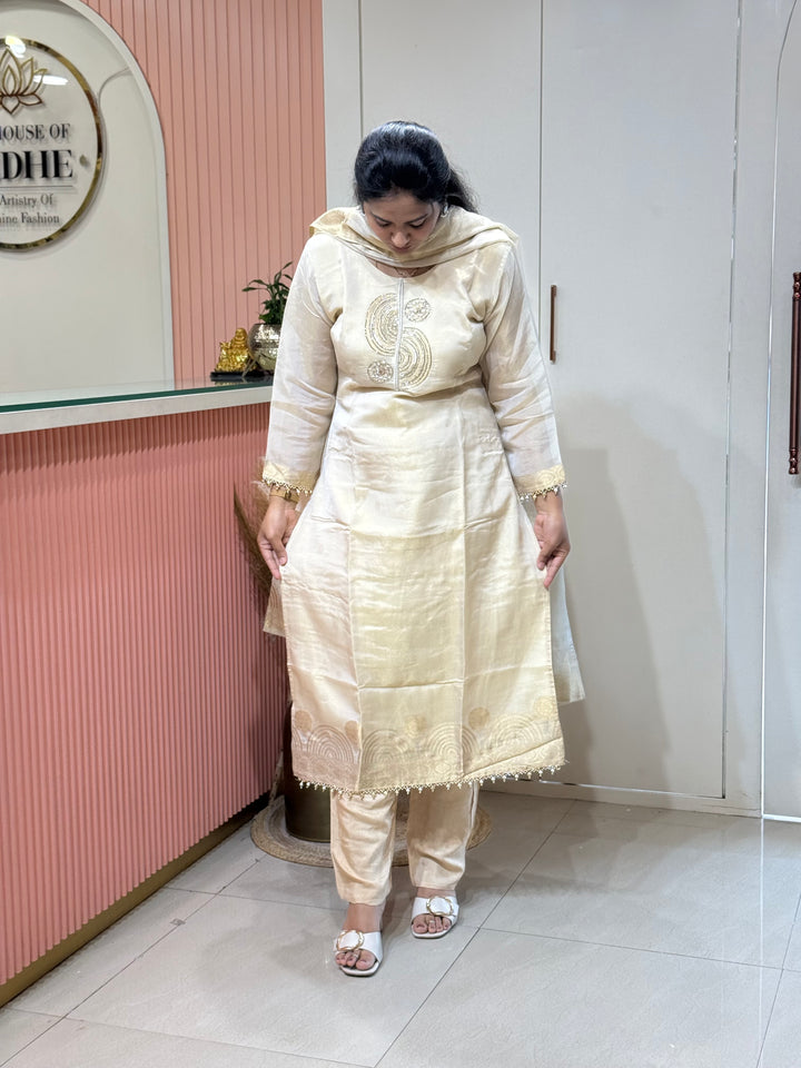 𝗣𝘂𝗿𝗲 𝗧𝗶𝘀𝘀𝘂𝗲 𝗦𝗵𝗶𝗺𝗺𝗲𝗿 𝗖𝗼𝗹𝗹𝗲𝗰𝘁𝗶𝗼𝗻 𝗔𝗿𝗿𝗶𝘃𝗲𝗱 with Banarasi Border Throughout (Hand Work) | R148