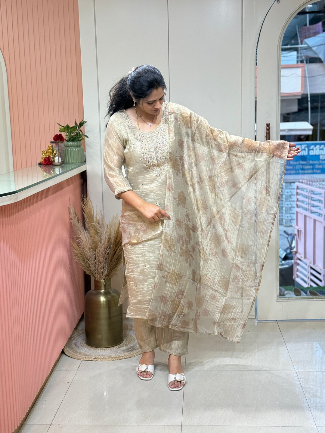 Premium Shimmer Crush Tissue Fabric with Handwork 𝗦𝘂𝗶𝘁 𝗔𝗿𝗿𝗶𝘃𝗲𝗱 ( Cotton Lining )| R228