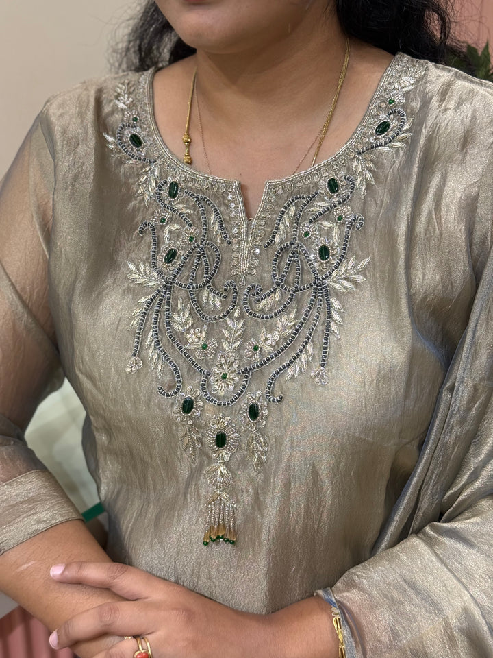 Premium Shimmer Crush Tissue Fabric with Handwork 𝗦𝘂𝗶𝘁 𝗔𝗿𝗿𝗶𝘃𝗲𝗱 ( Cotton Lining )| R228