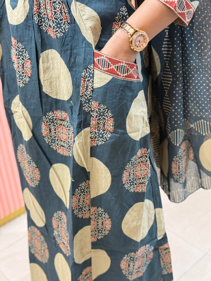 Pure 60-60 Cotton 3 Pc Collection With Polka Dot Plaza | R182