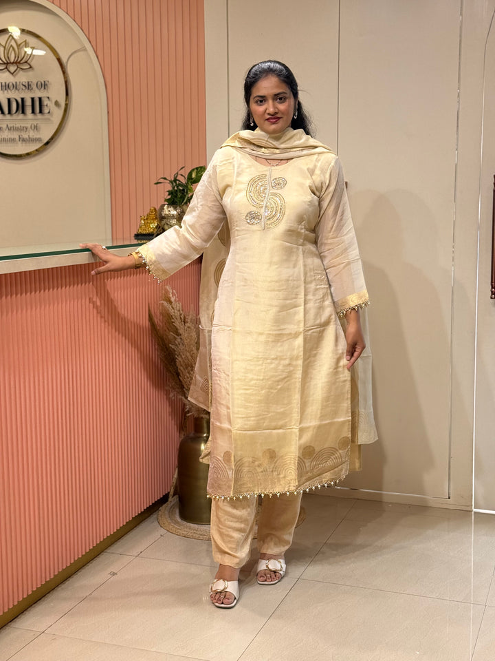 𝗣𝘂𝗿𝗲 𝗧𝗶𝘀𝘀𝘂𝗲 𝗦𝗵𝗶𝗺𝗺𝗲𝗿 𝗖𝗼𝗹𝗹𝗲𝗰𝘁𝗶𝗼𝗻 𝗔𝗿𝗿𝗶𝘃𝗲𝗱 with Banarasi Border Throughout (Hand Work) | R148