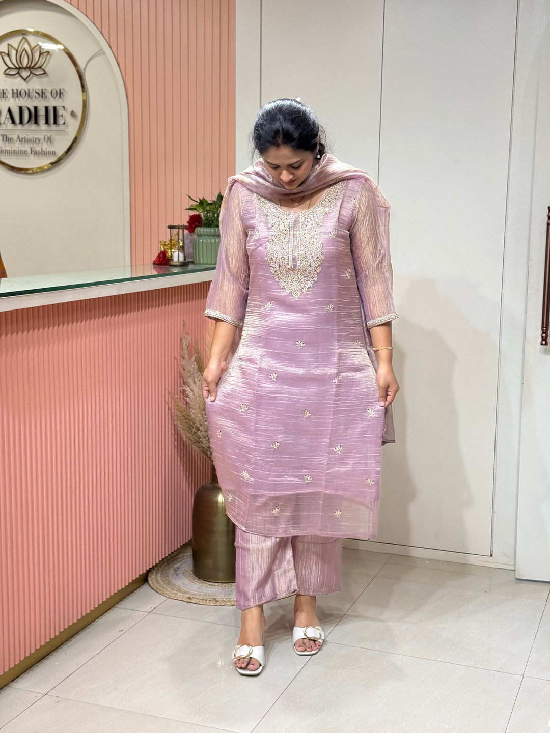 Premium Shimmer Crush Tissue Fabric with Handwork 𝗦𝘂𝗶𝘁 𝗔𝗿𝗿𝗶𝘃𝗲𝗱 ( Cotton Lining )| R228