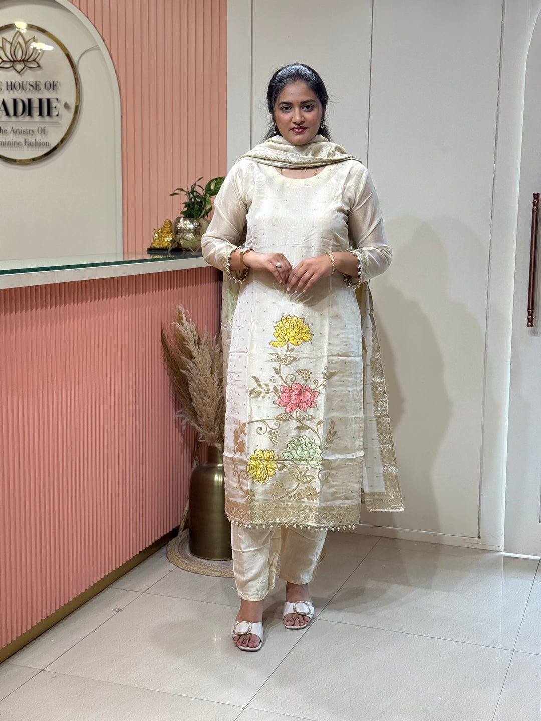 𝗣𝘂𝗿𝗲 𝗧𝗶𝘀𝘀𝘂𝗲 𝗦𝗵𝗶𝗺𝗺𝗲𝗿 𝗖𝗼𝗹𝗹𝗲𝗰𝘁𝗶𝗼𝗻 𝗔𝗿𝗿𝗶𝘃𝗲𝗱 with Banarasi Border Detailing Hand Work( Cotton Lining )| R148