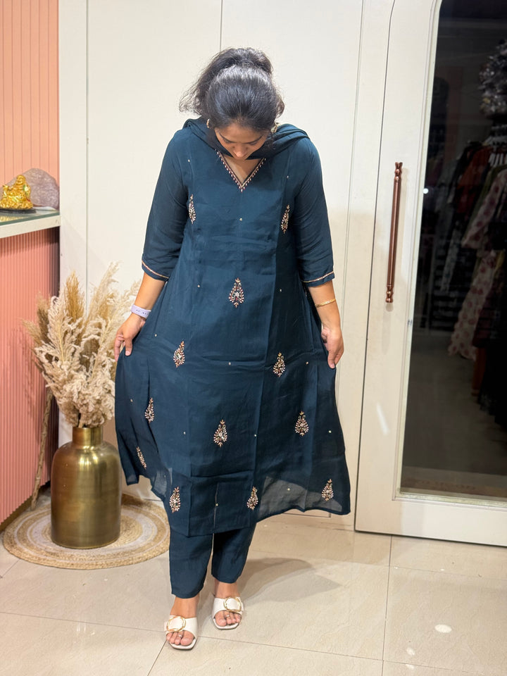 Mul Chanderi 3 Pc Kurta Set – Cutdana &amp; Bead Work | Semi Party Wear | R138