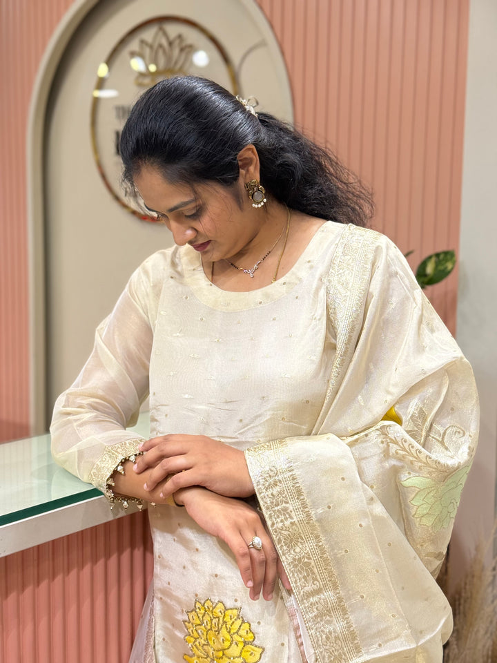 𝗣𝘂𝗿𝗲 𝗧𝗶𝘀𝘀𝘂𝗲 𝗦𝗵𝗶𝗺𝗺𝗲𝗿 𝗖𝗼𝗹𝗹𝗲𝗰𝘁𝗶𝗼𝗻 𝗔𝗿𝗿𝗶𝘃𝗲𝗱 with Banarasi Border Detailing Hand Work( Cotton Lining )| R148