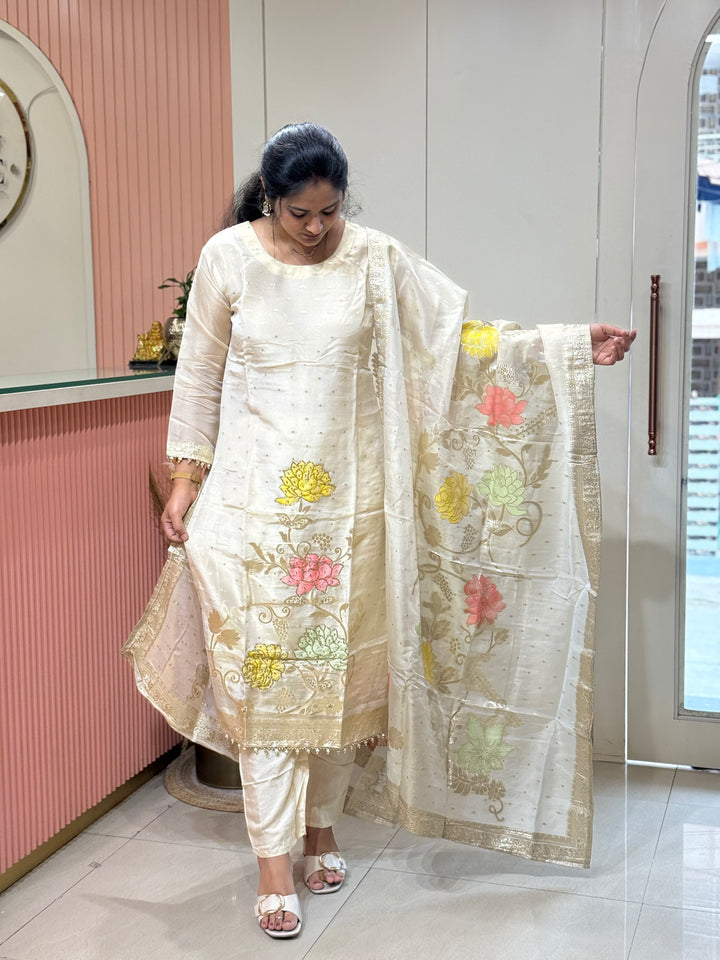 𝗣𝘂𝗿𝗲 𝗧𝗶𝘀𝘀𝘂𝗲 𝗦𝗵𝗶𝗺𝗺𝗲𝗿 𝗖𝗼𝗹𝗹𝗲𝗰𝘁𝗶𝗼𝗻 𝗔𝗿𝗿𝗶𝘃𝗲𝗱 with Banarasi Border Detailing Hand Work( Cotton Lining )| R148