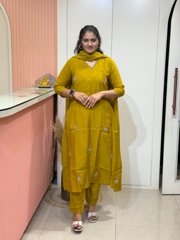 Mul Chanderi 3 Pc Kurta Set – Cutdana &amp; Bead Work | Semi Party Wear | R138