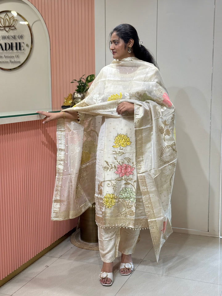 𝗣𝘂𝗿𝗲 𝗧𝗶𝘀𝘀𝘂𝗲 𝗦𝗵𝗶𝗺𝗺𝗲𝗿 𝗖𝗼𝗹𝗹𝗲𝗰𝘁𝗶𝗼𝗻 𝗔𝗿𝗿𝗶𝘃𝗲𝗱 with Banarasi Border Detailing Hand Work( Cotton Lining )| R148