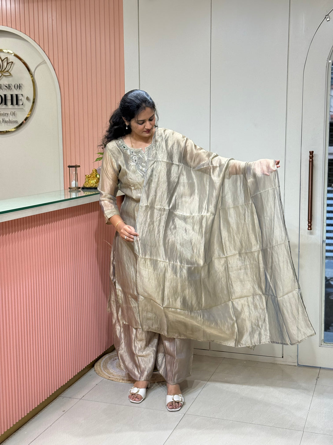 Premium Shimmer Crush Tissue Fabric with Handwork 𝗦𝘂𝗶𝘁 𝗔𝗿𝗿𝗶𝘃𝗲𝗱 ( Cotton Lining )| R228