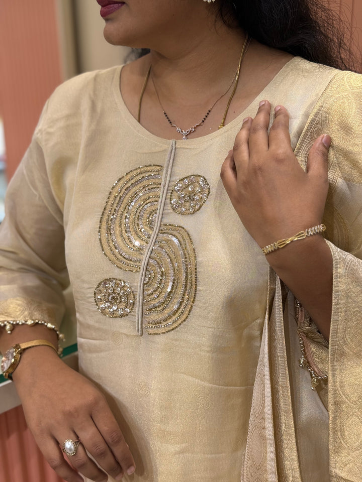 𝗣𝘂𝗿𝗲 𝗧𝗶𝘀𝘀𝘂𝗲 𝗦𝗵𝗶𝗺𝗺𝗲𝗿 𝗖𝗼𝗹𝗹𝗲𝗰𝘁𝗶𝗼𝗻 𝗔𝗿𝗿𝗶𝘃𝗲𝗱 with Banarasi Border Throughout (Hand Work) | R148