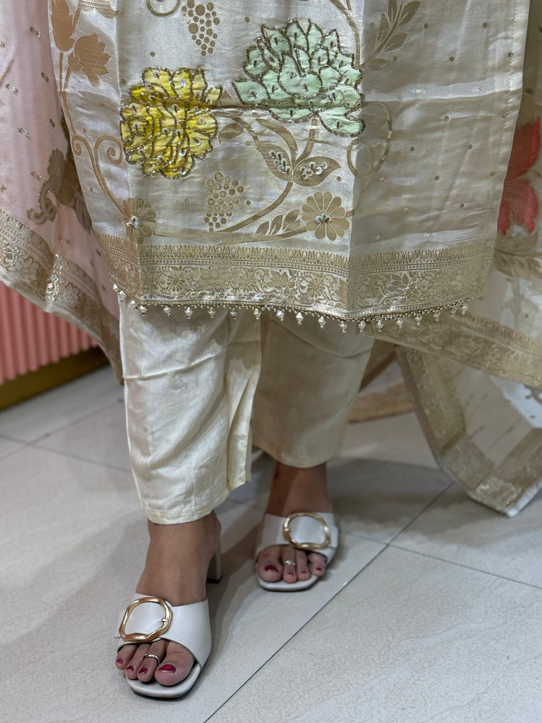 𝗣𝘂𝗿𝗲 𝗧𝗶𝘀𝘀𝘂𝗲 𝗦𝗵𝗶𝗺𝗺𝗲𝗿 𝗖𝗼𝗹𝗹𝗲𝗰𝘁𝗶𝗼𝗻 𝗔𝗿𝗿𝗶𝘃𝗲𝗱 with Banarasi Border Detailing Hand Work( Cotton Lining )| R148