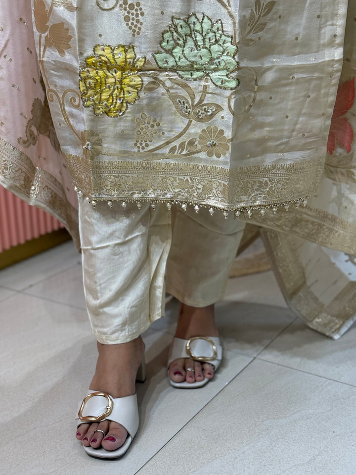 𝗣𝘂𝗿𝗲 𝗧𝗶𝘀𝘀𝘂𝗲 𝗦𝗵𝗶𝗺𝗺𝗲𝗿 𝗖𝗼𝗹𝗹𝗲𝗰𝘁𝗶𝗼𝗻 𝗔𝗿𝗿𝗶𝘃𝗲𝗱 with Banarasi Border Detailing Hand Work( Cotton Lining )| R148