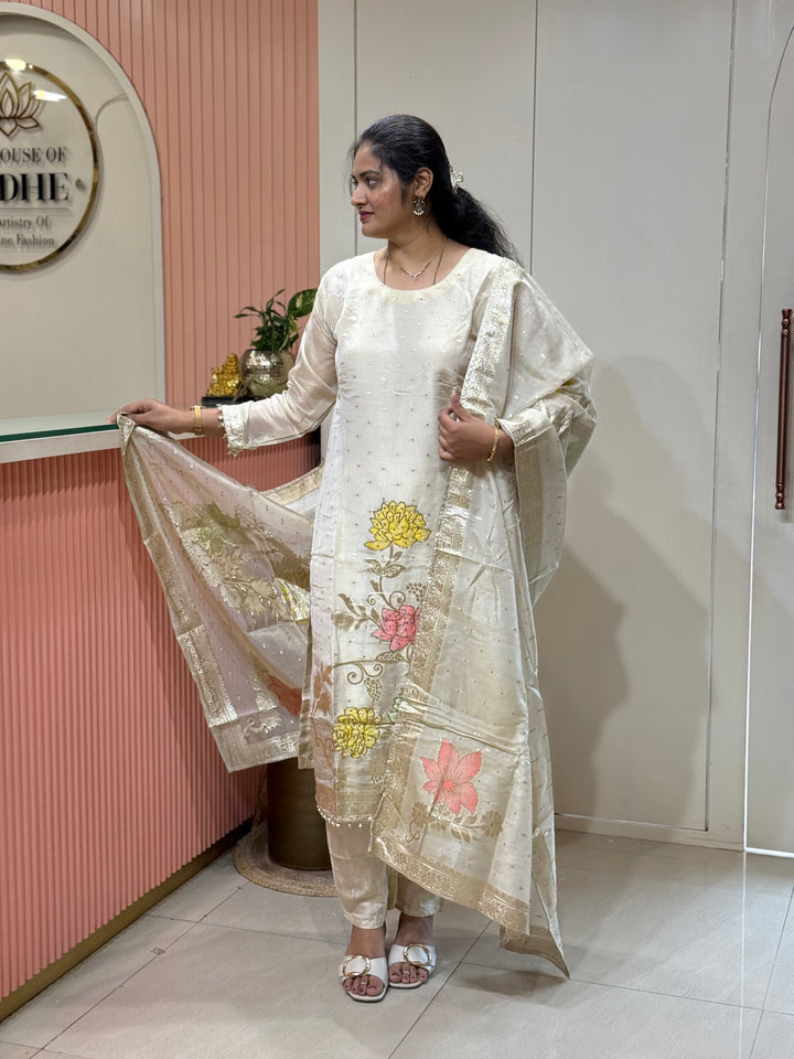 𝗣𝘂𝗿𝗲 𝗧𝗶𝘀𝘀𝘂𝗲 𝗦𝗵𝗶𝗺𝗺𝗲𝗿 𝗖𝗼𝗹𝗹𝗲𝗰𝘁𝗶𝗼𝗻 𝗔𝗿𝗿𝗶𝘃𝗲𝗱 with Banarasi Border Detailing Hand Work( Cotton Lining )| R148