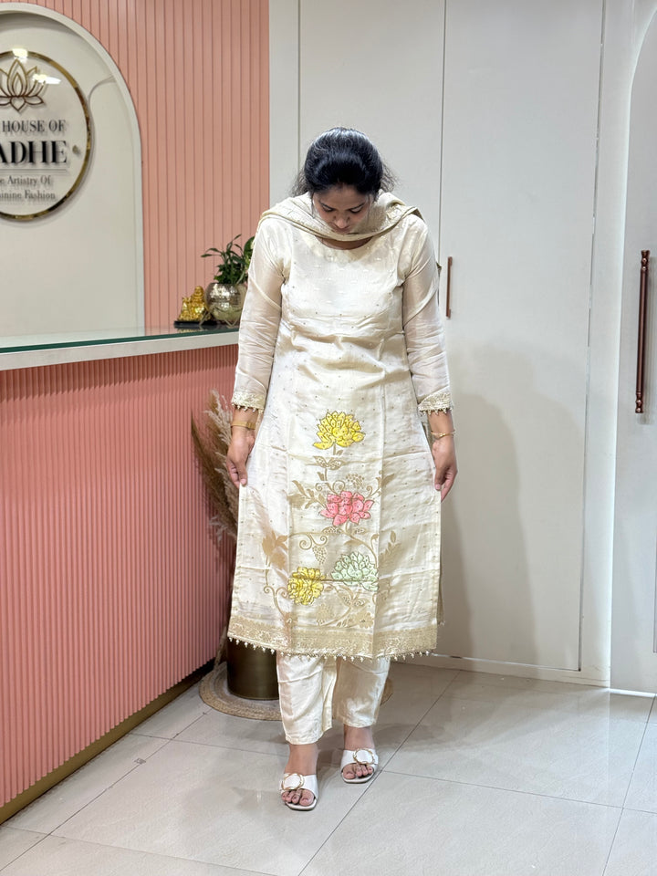 𝗣𝘂𝗿𝗲 𝗧𝗶𝘀𝘀𝘂𝗲 𝗦𝗵𝗶𝗺𝗺𝗲𝗿 𝗖𝗼𝗹𝗹𝗲𝗰𝘁𝗶𝗼𝗻 𝗔𝗿𝗿𝗶𝘃𝗲𝗱 with Banarasi Border Detailing Hand Work( Cotton Lining )| R148