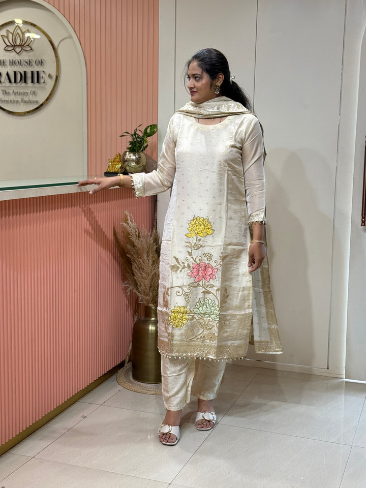 𝗣𝘂𝗿𝗲 𝗧𝗶𝘀𝘀𝘂𝗲 𝗦𝗵𝗶𝗺𝗺𝗲𝗿 𝗖𝗼𝗹𝗹𝗲𝗰𝘁𝗶𝗼𝗻 𝗔𝗿𝗿𝗶𝘃𝗲𝗱 with Banarasi Border Detailing Hand Work( Cotton Lining )| R148