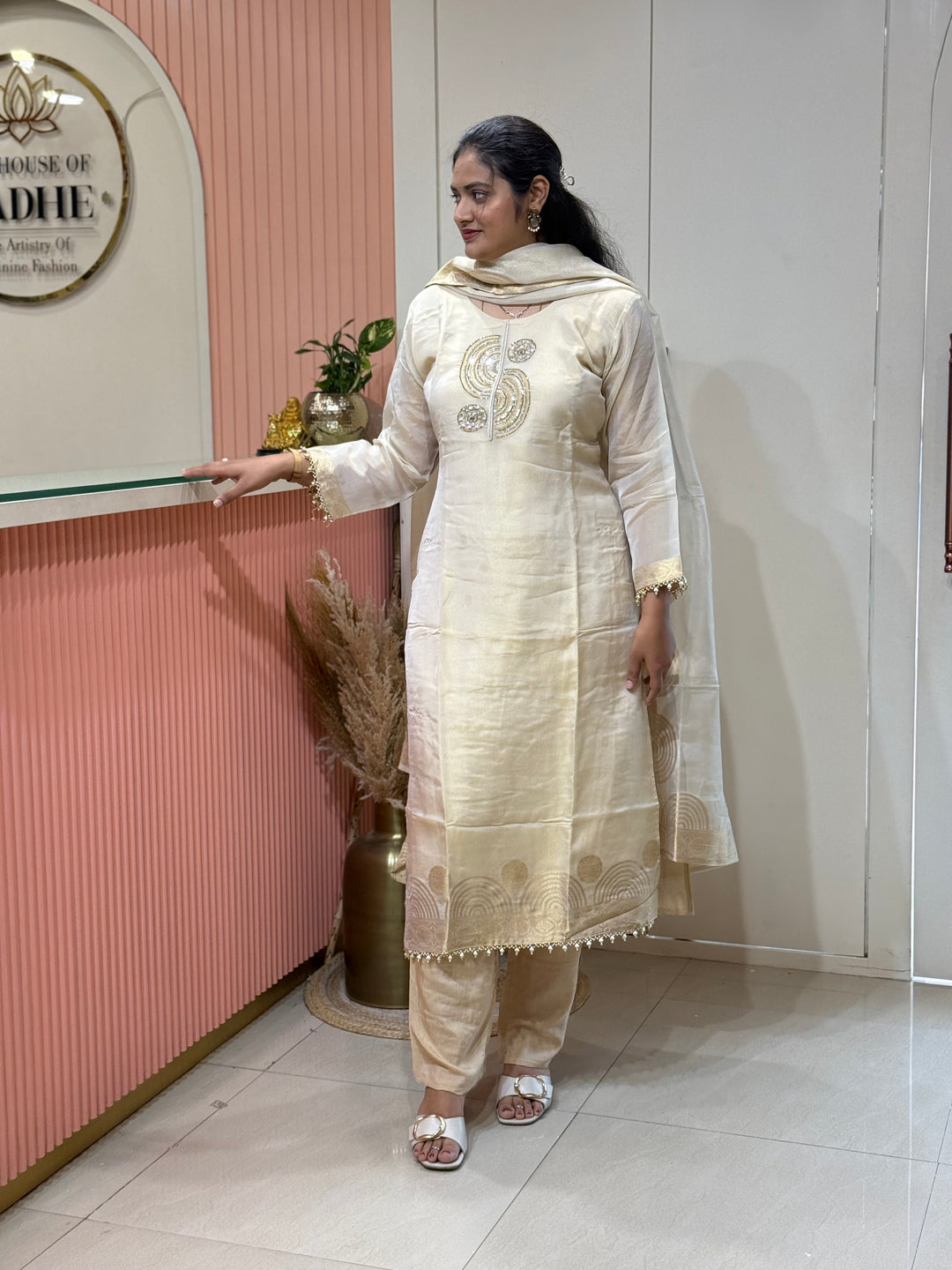 𝗣𝘂𝗿𝗲 𝗧𝗶𝘀𝘀𝘂𝗲 𝗦𝗵𝗶𝗺𝗺𝗲𝗿 𝗖𝗼𝗹𝗹𝗲𝗰𝘁𝗶𝗼𝗻 𝗔𝗿𝗿𝗶𝘃𝗲𝗱 with Banarasi Border Throughout (Hand Work) | R148