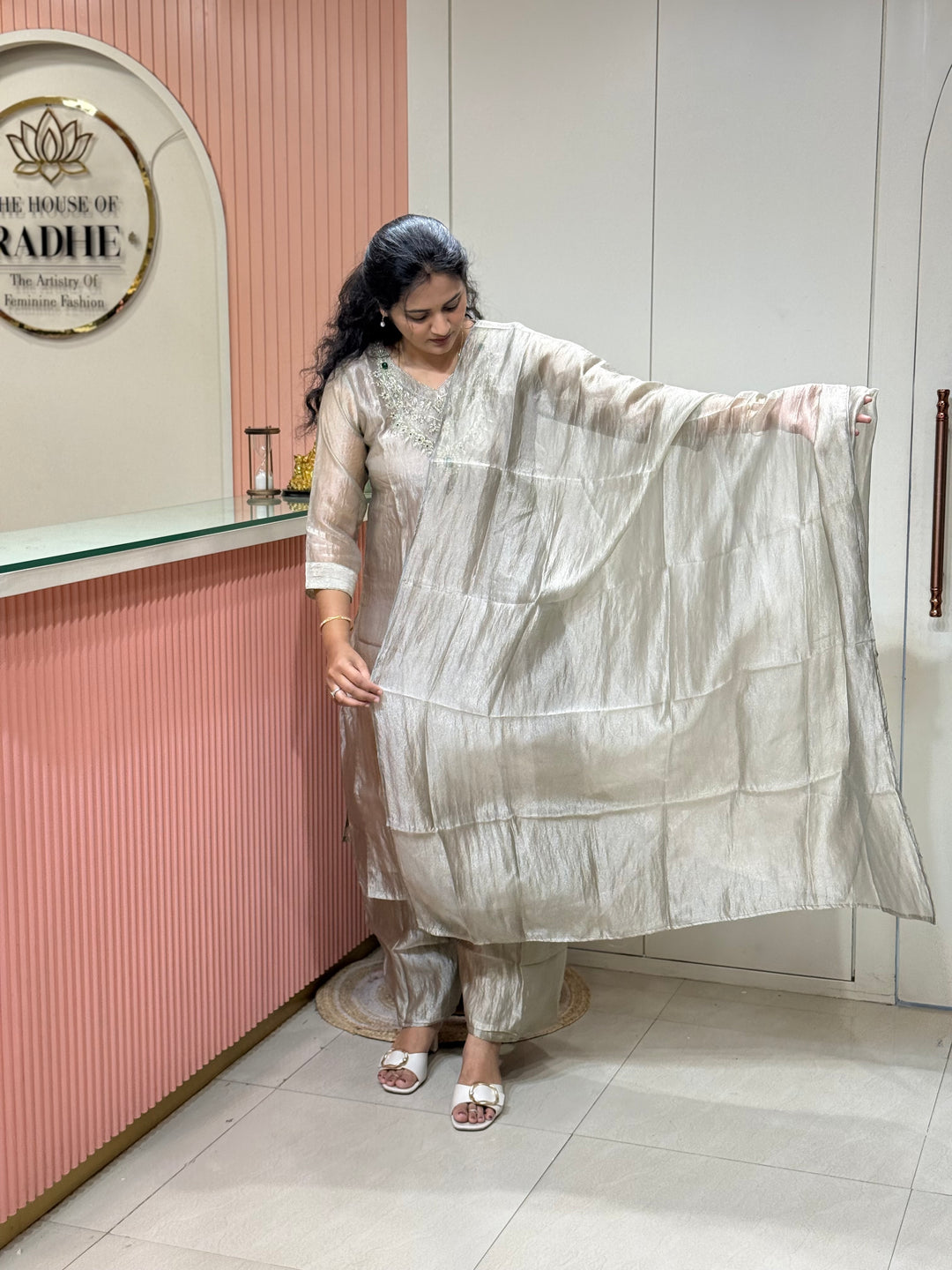 Premium Shimmer Crush Tissue Fabric with Handwork 𝗦𝘂𝗶𝘁 𝗔𝗿𝗿𝗶𝘃𝗲𝗱 ( Cotton Lining )| R228