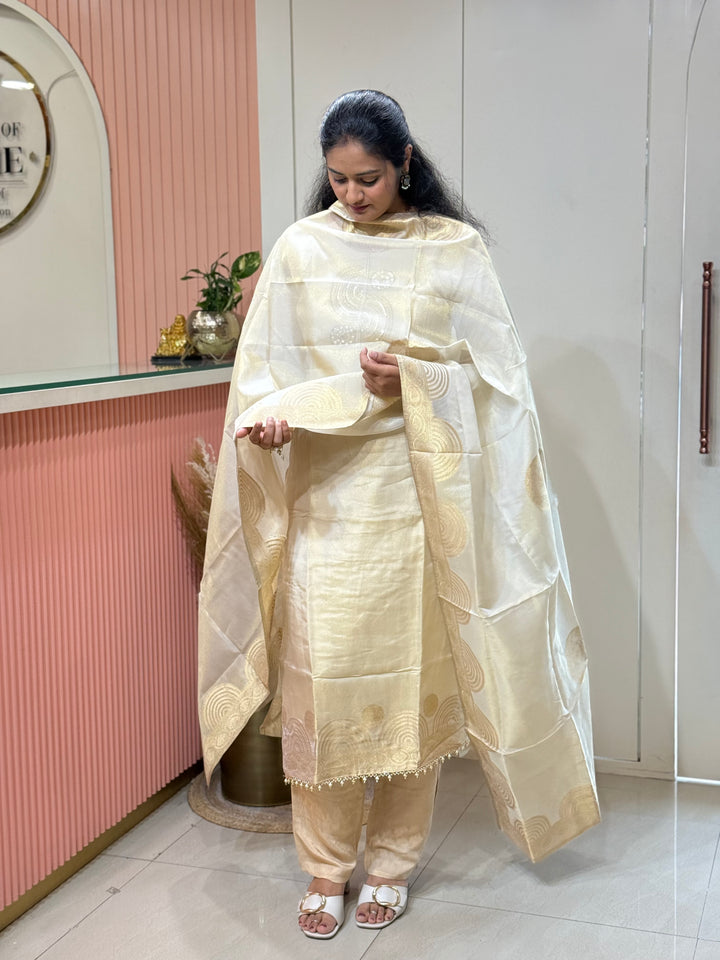 𝗣𝘂𝗿𝗲 𝗧𝗶𝘀𝘀𝘂𝗲 𝗦𝗵𝗶𝗺𝗺𝗲𝗿 𝗖𝗼𝗹𝗹𝗲𝗰𝘁𝗶𝗼𝗻 𝗔𝗿𝗿𝗶𝘃𝗲𝗱 with Banarasi Border Throughout (Hand Work) | R148