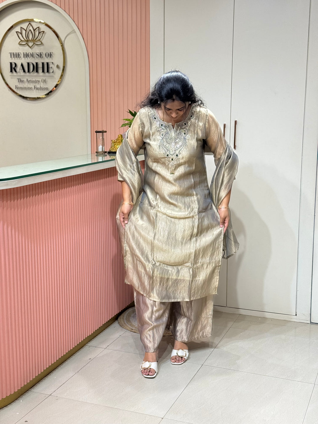 Premium Shimmer Crush Tissue Fabric with Handwork 𝗦𝘂𝗶𝘁 𝗔𝗿𝗿𝗶𝘃𝗲𝗱 ( Cotton Lining )| R228