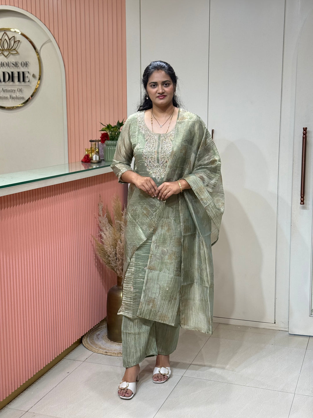 Premium Shimmer Crush Tissue Fabric with Handwork 𝗦𝘂𝗶𝘁 𝗔𝗿𝗿𝗶𝘃𝗲𝗱 ( Cotton Lining )| R228