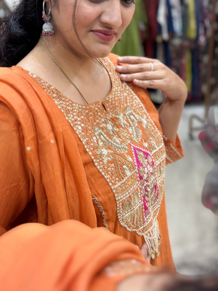 𝓔𝔁𝓬𝓵𝓾𝓼𝓲𝓿𝓮 𝓟𝓾𝓻𝓮 𝓑𝓪𝓷𝓪𝓻𝓪𝓼𝓲 𝓜𝓾𝓵 𝓒𝓱𝓪𝓷𝓭𝓮𝓻𝓲 𝓓𝓮𝓼𝓲𝓰𝓷𝓮𝓻 𝓒𝓸𝓵𝓵𝓮𝓬𝓽𝓲𝓸𝓷 | with Hand work (Cotton Lining ) | R218
