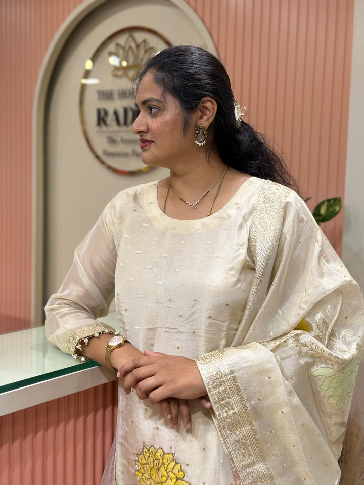 𝗣𝘂𝗿𝗲 𝗧𝗶𝘀𝘀𝘂𝗲 𝗦𝗵𝗶𝗺𝗺𝗲𝗿 𝗖𝗼𝗹𝗹𝗲𝗰𝘁𝗶𝗼𝗻 𝗔𝗿𝗿𝗶𝘃𝗲𝗱 with Banarasi Border Detailing Hand Work( Cotton Lining )| R148
