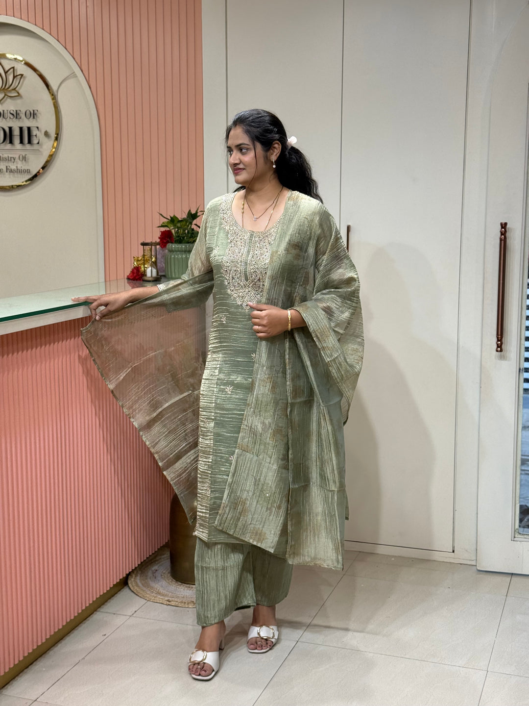 Premium Shimmer Crush Tissue Fabric with Handwork 𝗦𝘂𝗶𝘁 𝗔𝗿𝗿𝗶𝘃𝗲𝗱 ( Cotton Lining )| R228