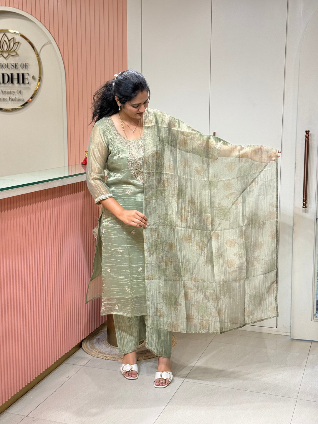 Premium Shimmer Crush Tissue Fabric with Handwork 𝗦𝘂𝗶𝘁 𝗔𝗿𝗿𝗶𝘃𝗲𝗱 ( Cotton Lining )| R228