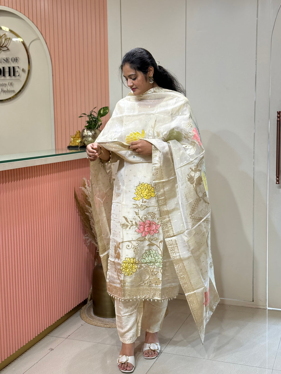𝗣𝘂𝗿𝗲 𝗧𝗶𝘀𝘀𝘂𝗲 𝗦𝗵𝗶𝗺𝗺𝗲𝗿 𝗖𝗼𝗹𝗹𝗲𝗰𝘁𝗶𝗼𝗻 𝗔𝗿𝗿𝗶𝘃𝗲𝗱 with Banarasi Border Detailing Hand Work( Cotton Lining )| R148