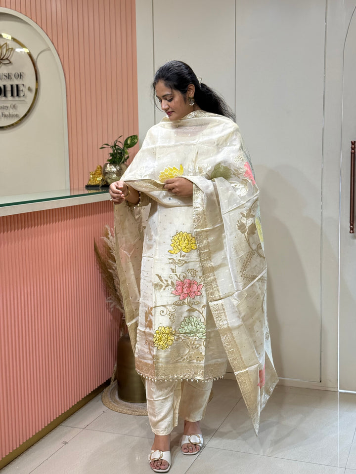 𝗣𝘂𝗿𝗲 𝗧𝗶𝘀𝘀𝘂𝗲 𝗦𝗵𝗶𝗺𝗺𝗲𝗿 𝗖𝗼𝗹𝗹𝗲𝗰𝘁𝗶𝗼𝗻 𝗔𝗿𝗿𝗶𝘃𝗲𝗱 with Banarasi Border Detailing Hand Work( Cotton Lining )| R148