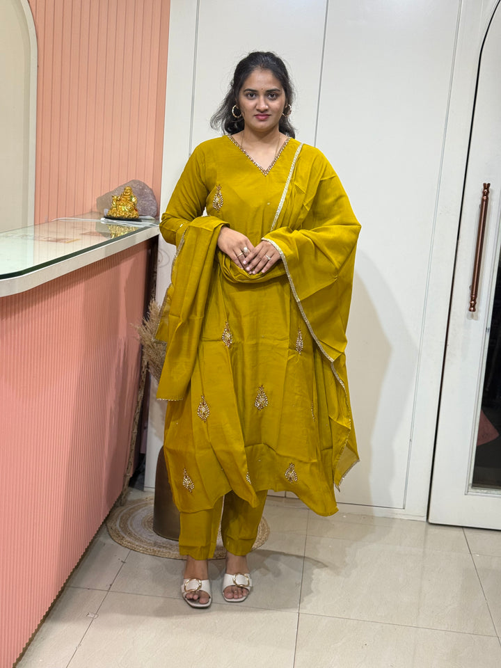 Mul Chanderi 3 Pc Kurta Set – Cutdana &amp; Bead Work | Semi Party Wear | R138