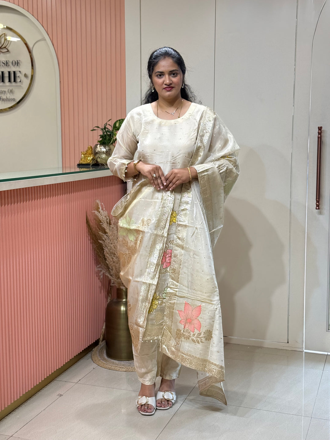 𝗣𝘂𝗿𝗲 𝗧𝗶𝘀𝘀𝘂𝗲 𝗦𝗵𝗶𝗺𝗺𝗲𝗿 𝗖𝗼𝗹𝗹𝗲𝗰𝘁𝗶𝗼𝗻 𝗔𝗿𝗿𝗶𝘃𝗲𝗱 with Banarasi Border Detailing Hand Work( Cotton Lining )| R148