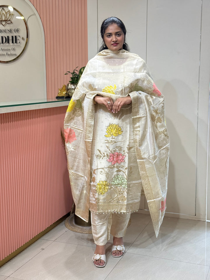 𝗣𝘂𝗿𝗲 𝗧𝗶𝘀𝘀𝘂𝗲 𝗦𝗵𝗶𝗺𝗺𝗲𝗿 𝗖𝗼𝗹𝗹𝗲𝗰𝘁𝗶𝗼𝗻 𝗔𝗿𝗿𝗶𝘃𝗲𝗱 with Banarasi Border Detailing Hand Work( Cotton Lining )| R148